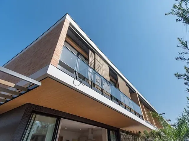 Casa 4 quartos e 4 banheiros, à venda, no bairro Praia do Estaleiro em Balneário Camboriú