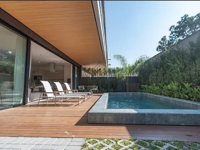 Casa 4 quartos e 4 banheiros, à venda, no bairro Praia do Estaleiro em Balneário Camboriú
