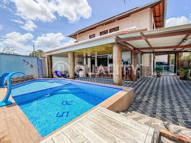 Casa com 212m² 4 quartos e 5 banheiros, à venda, no bairro Centro em Eusébio