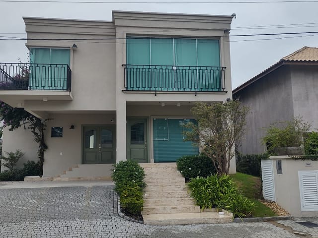 Casa 3 quartos e 5 banheiros, à venda, no bairro Praia do Estaleirinho em Balneário Camboriú