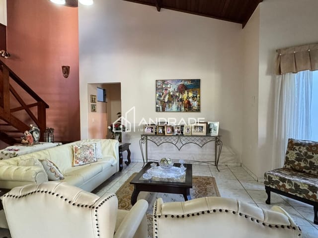 Casa com 650m² 6 quartos e 3 banheiros, à venda, no bairro Jardim Menegazzo em Apucarana