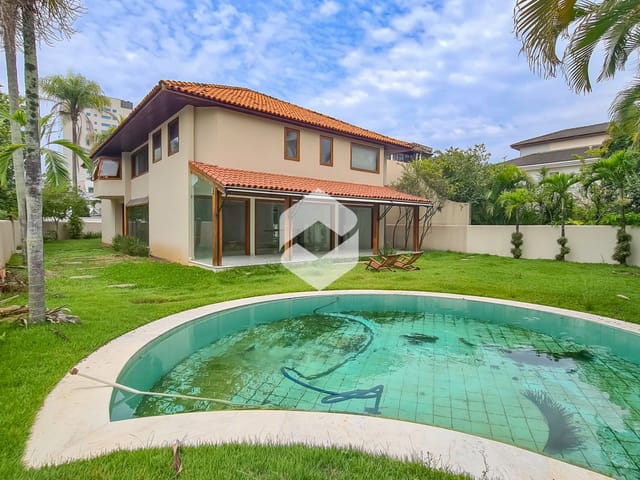 Casa com 600m² 5 quartos e 8 banheiros, à venda, no bairro Barra da Tijuca em Rio de Janeiro