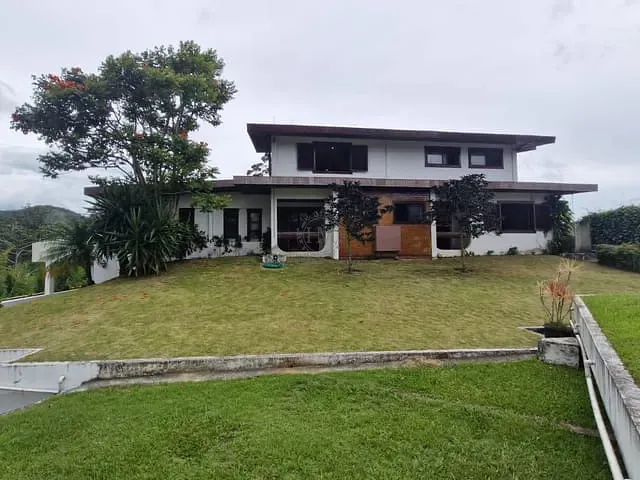 Casa com 1400m² 5 quartos e 7 banheiros, à venda ou para alugar, no bairro Valparaíso em Petrópolis