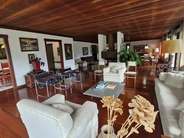 Casa com 1400m² 5 quartos e 7 banheiros, à venda ou para alugar, no bairro Valparaíso em Petrópolis