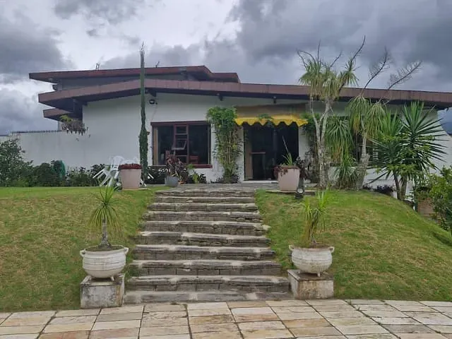 Casa com 1400m² 5 quartos e 7 banheiros, à venda ou para alugar, no bairro Valparaíso em Petrópolis