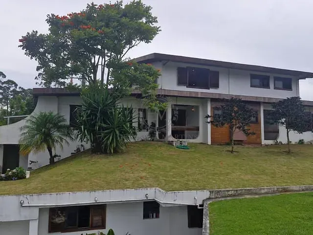 Casa com 1400m² 5 quartos e 7 banheiros, à venda ou para alugar, no bairro Valparaíso em Petrópolis