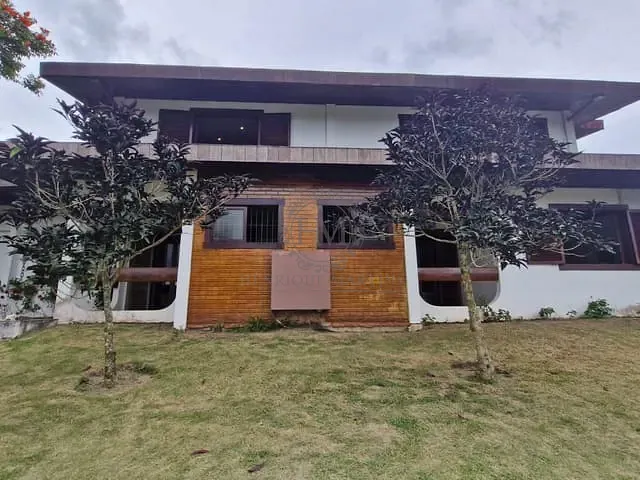 Casa com 1400m² 5 quartos e 7 banheiros, à venda ou para alugar, no bairro Valparaíso em Petrópolis