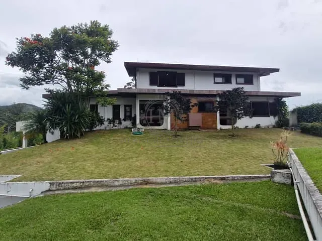 Casa com 1400m² 5 quartos e 7 banheiros, à venda ou para alugar, no bairro Valparaíso em Petrópolis
