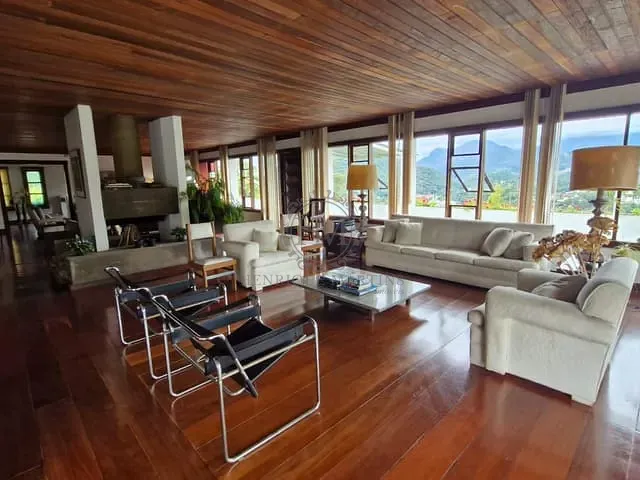 Casa com 1400m² 5 quartos e 7 banheiros, à venda ou para alugar, no bairro Valparaíso em Petrópolis