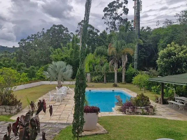 Casa com 1400m² 5 quartos e 7 banheiros, à venda ou para alugar, no bairro Valparaíso em Petrópolis