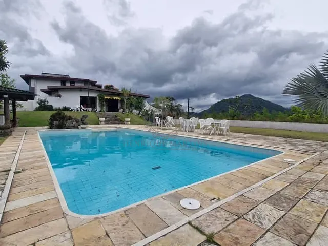 Casa com 1400m² 5 quartos e 7 banheiros, à venda ou para alugar, no bairro Valparaíso em Petrópolis