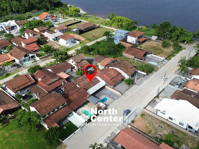 Casa com 300m² 4 quartos e 2 banheiros, à venda, no bairro Pinheiros em Balneário Barra do Sul
