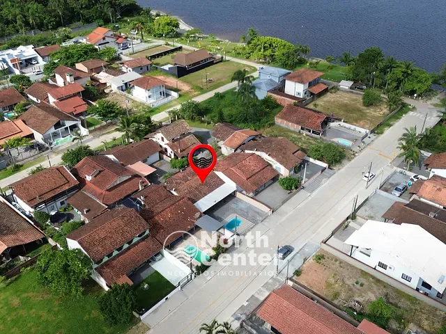 Casa com 300m² 4 quartos e 2 banheiros, à venda, no bairro Pinheiros em Balneário Barra do Sul