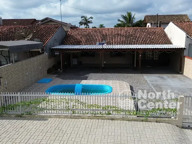 Casa com 300m² 4 quartos e 2 banheiros, à venda, no bairro Pinheiros em Balneário Barra do Sul