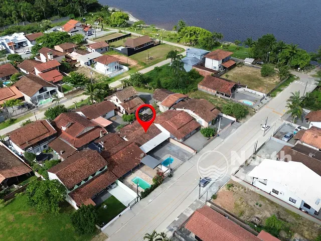 Casa com 300m² 4 quartos e 2 banheiros, à venda, no bairro Pinheiros em Balneário Barra do Sul