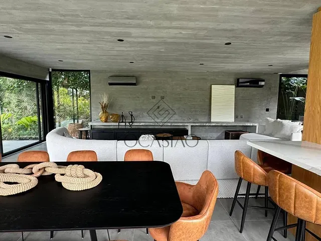 Casa com 500m² 3 quartos e 3 banheiros, à venda, no bairro Praia do Estaleiro em Balneário Camboriú