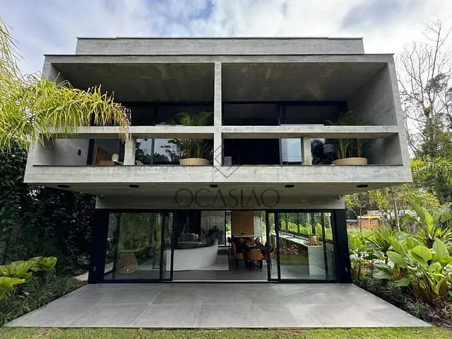 Casa com 500m² 3 quartos e 3 banheiros, à venda, no bairro Praia do Estaleiro em Balneário Camboriú