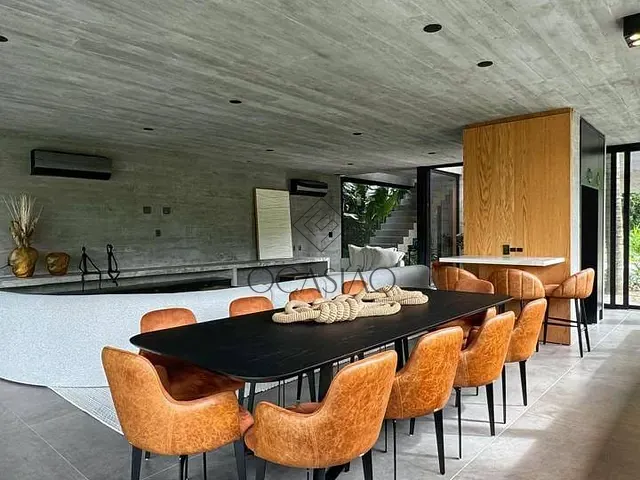 Casa com 500m² 3 quartos e 3 banheiros, à venda, no bairro Praia do Estaleiro em Balneário Camboriú