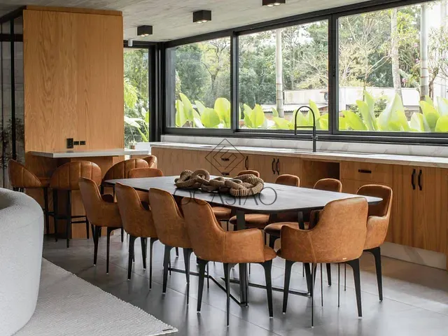 Casa com 500m² 3 quartos e 3 banheiros, à venda, no bairro Praia do Estaleiro em Balneário Camboriú