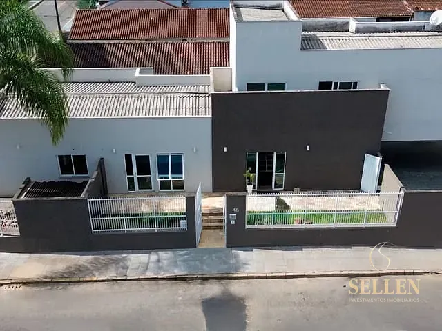 Casa 4 quartos e 3 banheiros, à venda, no bairro América em Joinville