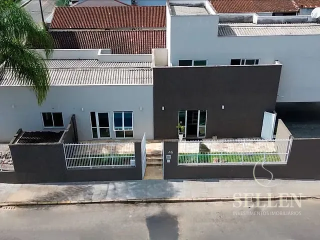 Casa 4 quartos e 3 banheiros, à venda, no bairro América em Joinville
