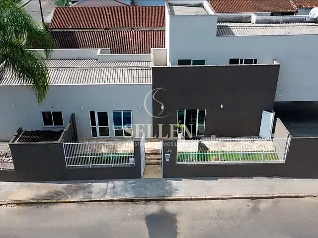 Casa 4 quartos e 3 banheiros, à venda, no bairro América em Joinville