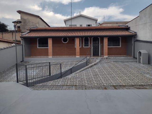 Casa com 300m² 3 quartos e 2 banheiros, à venda, no bairro Jardim Dona Tereza em São João da Boa Vista