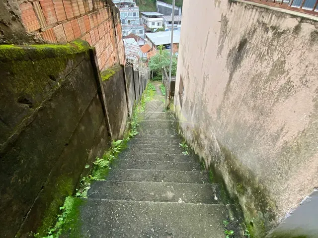 Casa com 70m² 1 quarto e 1 banheiro, para alugar, no bairro Grajaú em Juiz de Fora
