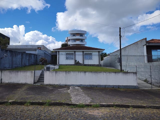 Casa com 660m² 2 quartos e 2 banheiros, à venda, no bairro Jardim Carvalho em Ponta Grossa