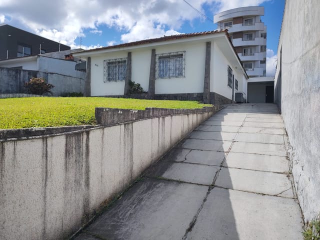 Casa com 660m² 2 quartos e 2 banheiros, à venda, no bairro Jardim Carvalho em Ponta Grossa