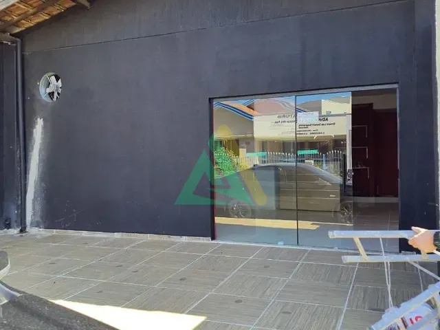 Casa com 280m² 3 quartos e 2 banheiros, à venda ou para alugar, no bairro Saúde em Mogi Mirim
