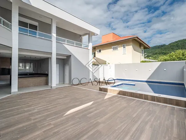 Casa com 450m² 5 quartos e 6 banheiros, à venda, no bairro Ariribá em Balneário Camboriú