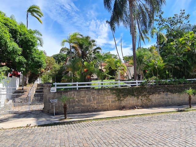 Casa 4 quartos e 4 banheiros, para alugar, no bairro Madruga em Vassouras