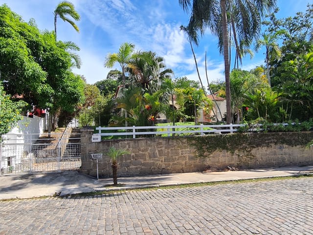 Casa 4 quartos e 4 banheiros, para alugar, no bairro Madruga em Vassouras
