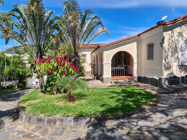 Casa 4 quartos e 4 banheiros, para alugar, no bairro Madruga em Vassouras