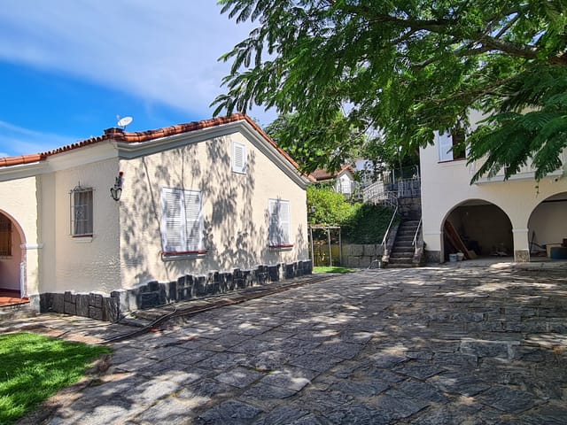 Casa 4 quartos e 4 banheiros, para alugar, no bairro Madruga em Vassouras