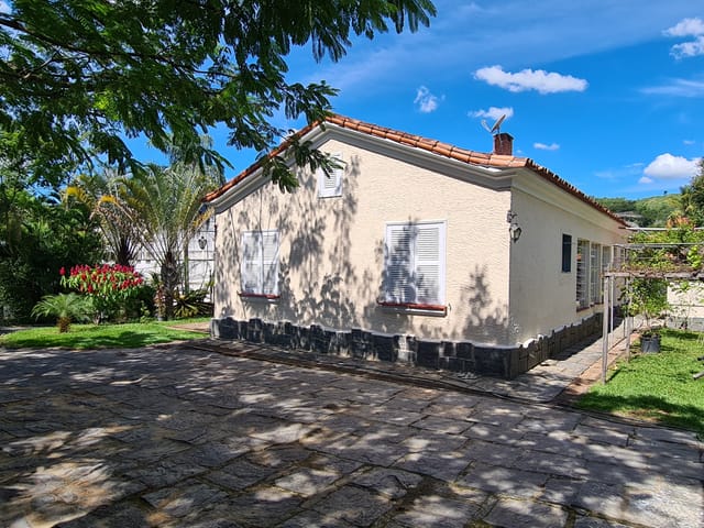 Casa 4 quartos e 4 banheiros, para alugar, no bairro Madruga em Vassouras