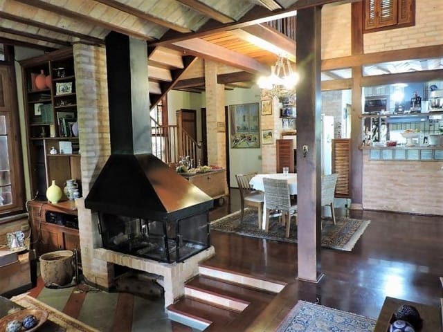 Casa com 3316m² 3 quartos e 5 banheiros, à venda, no bairro Chácara Santa Lúcia dos Ypes em Carapicuíba