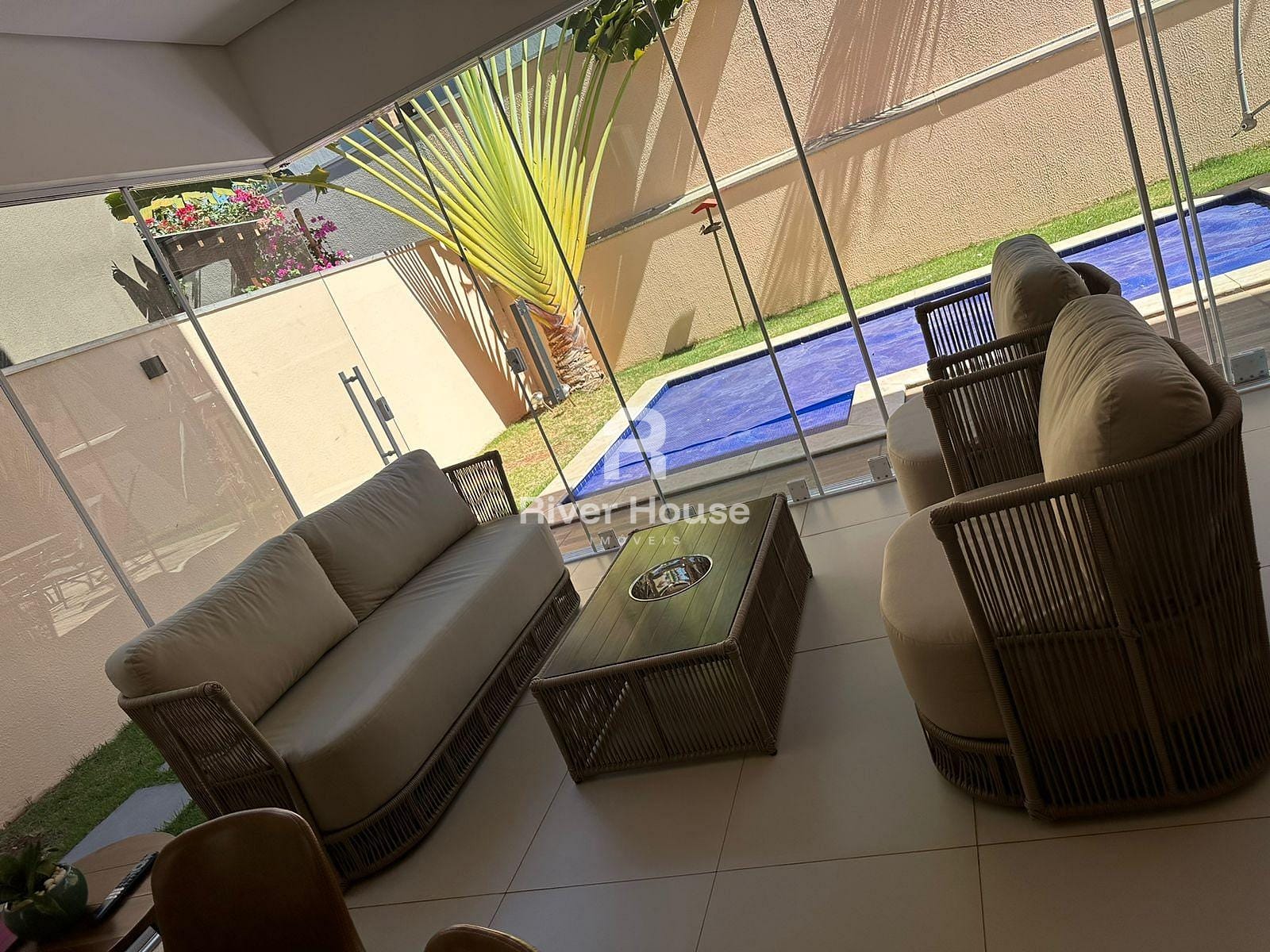 Casa à venda com 4 quartos, 315m² - Foto 1