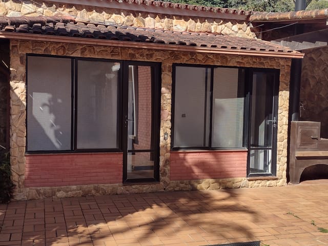 Casa 4 quartos e 2 banheiros, à venda, no bairro Valparaíso em Petrópolis