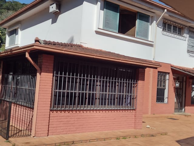 Casa 4 quartos e 2 banheiros, à venda, no bairro Valparaíso em Petrópolis
