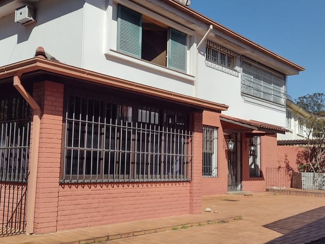 Casa 4 quartos e 2 banheiros, à venda, no bairro Valparaíso em Petrópolis