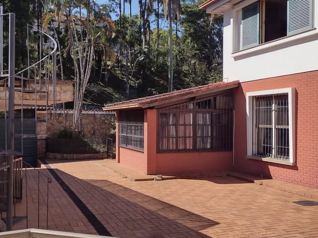 Casa 4 quartos e 2 banheiros, à venda, no bairro Valparaíso em Petrópolis