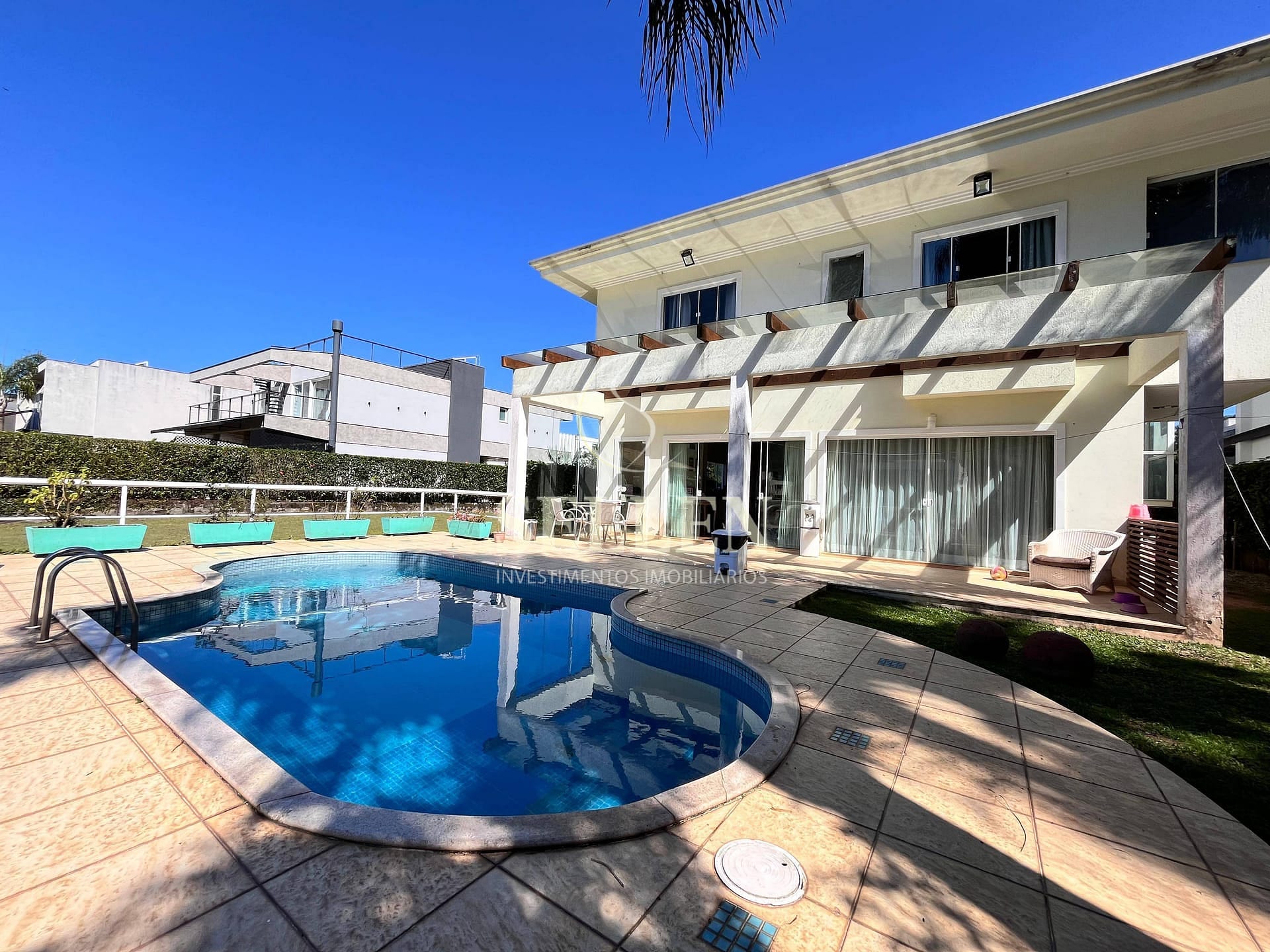 Casa à venda e aluguel com 4 quartos, 452m² - Foto 1