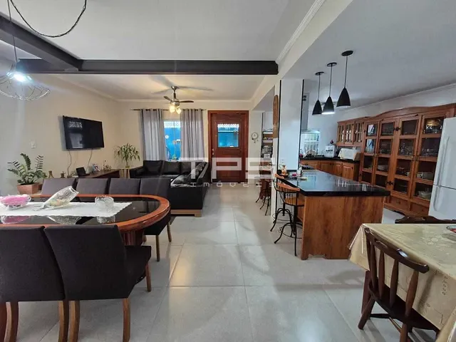 Casa com 300m² 3 quartos e 2 banheiros, à venda, no bairro Vila Paraíba em Guaratinguetá