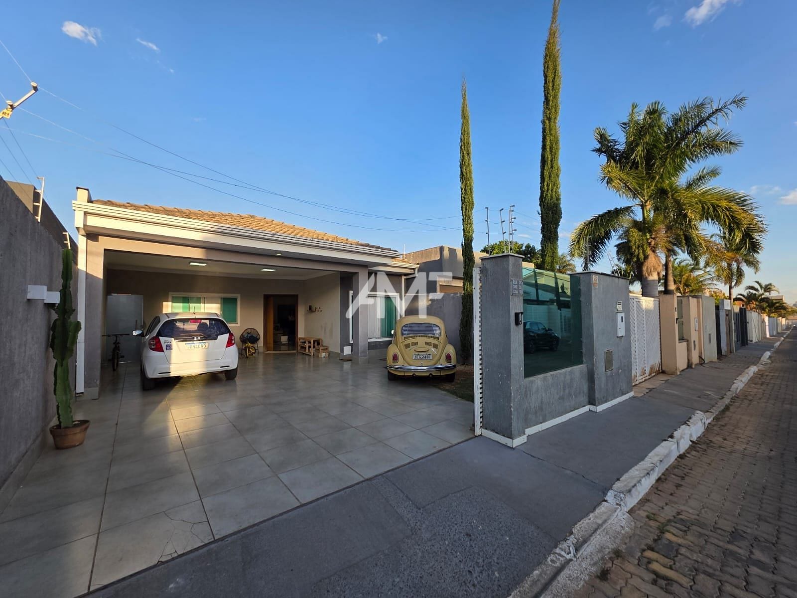 Casa à venda com 3 quartos, 229m² - Foto 1