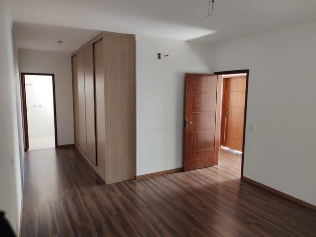 Casa com 300m² 4 quartos e 5 banheiros, à venda, no bairro Pinheiro em Valinhos