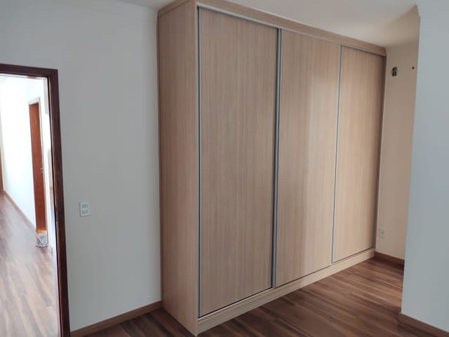 Casa com 300m² 4 quartos e 5 banheiros, à venda, no bairro Pinheiro em Valinhos