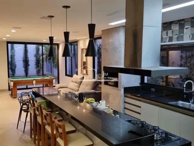 Casa 3 quartos e 5 banheiros, à venda, no bairro Granja Marileusa em Uberlândia