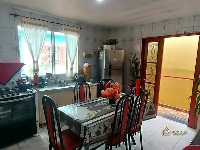 Casa com 200m² 11 quartos e 4 banheiros, à venda, no bairro Sítio Cercado em Curitiba